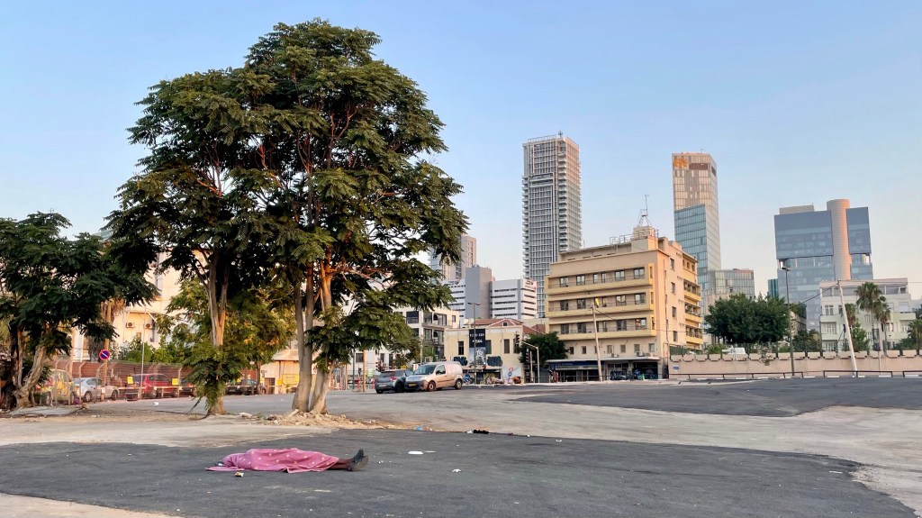 איש ישן בשדה אספלט במתחם השומרון