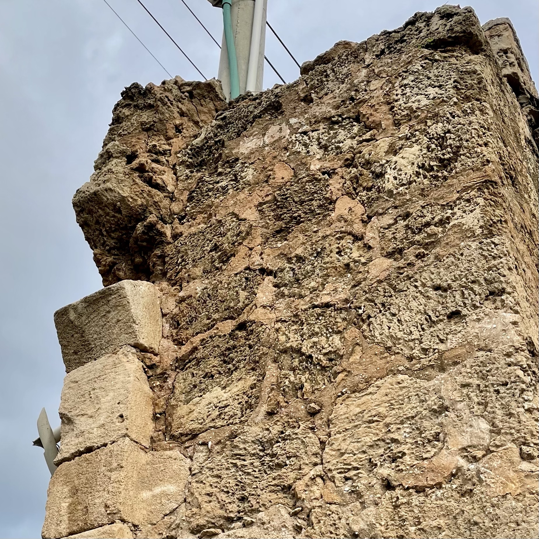 שרידי קשת בקיר אבני כורכר. רחוב מסלנט 50, תל אביב-יפו