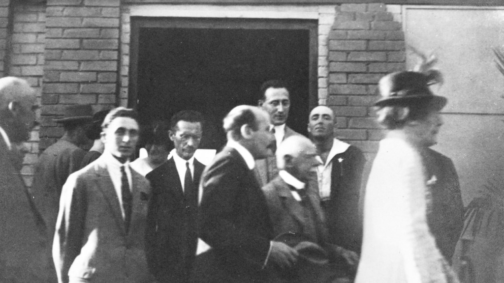 מבקרים יוצאים מביתן ביריד המזרח הקרוב 1925