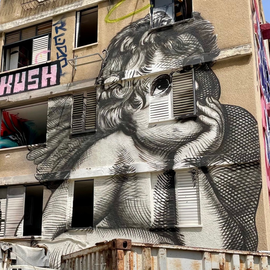 גרפיטי של מלאך על בניין שמיועד לפינוי-בנוי בשכונת יד אליהו