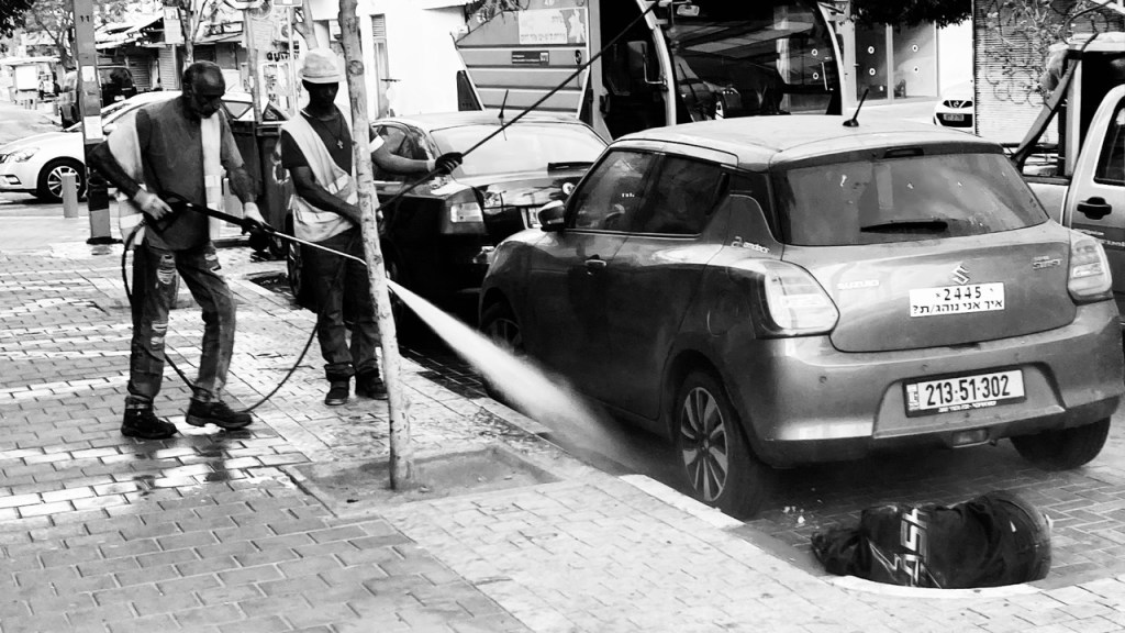 נרקומנית ישנה עם שפת מדרכה ככרית