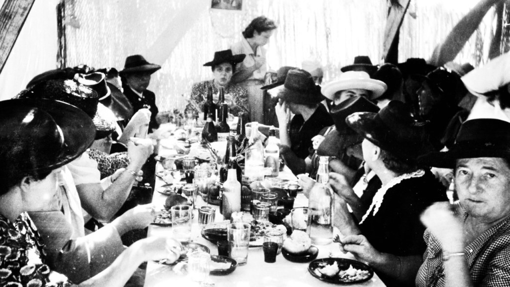 נשי מזרחי בסוכה, 1945