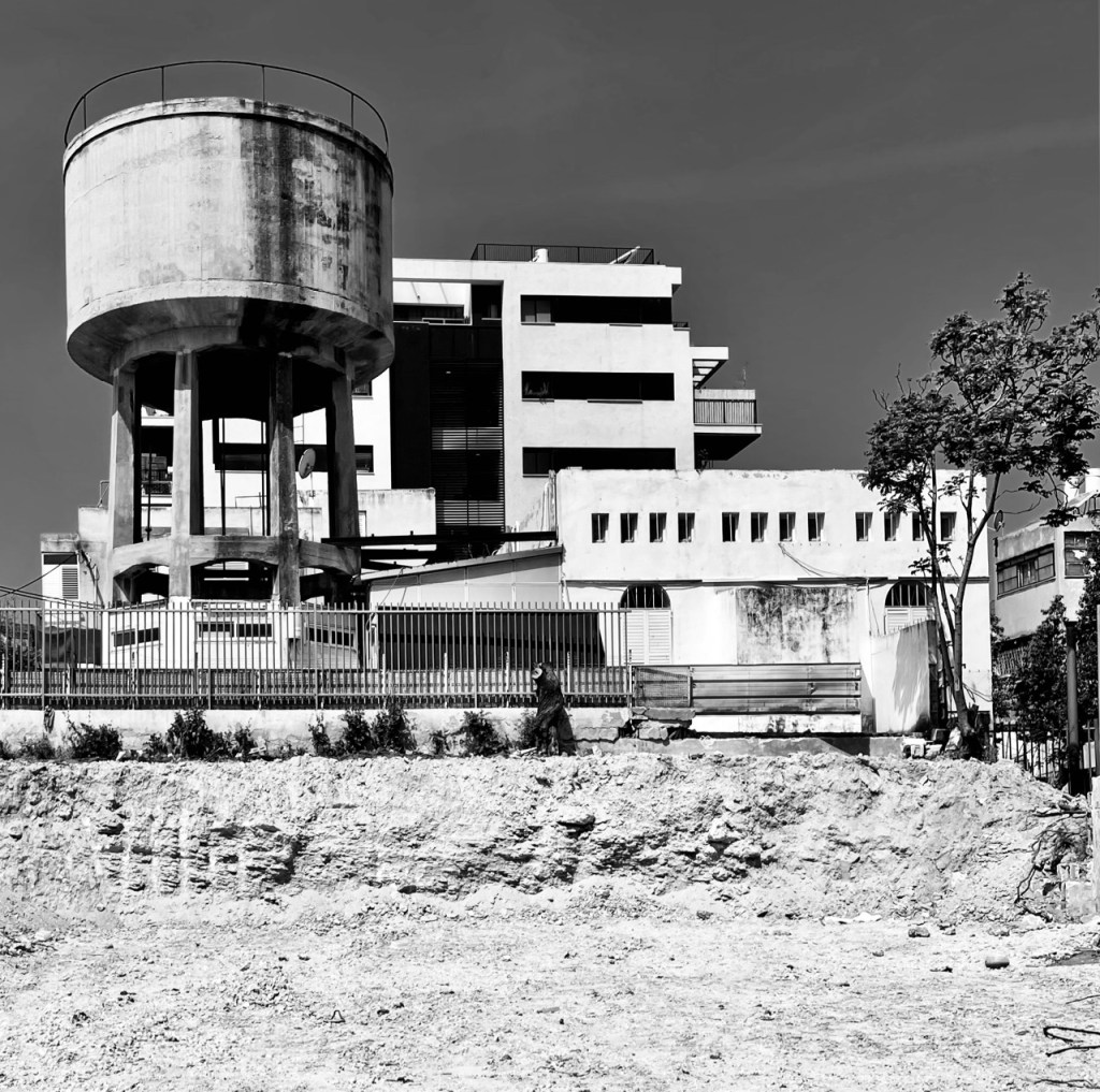 מגרש ריק בלבנדה 33 וברקע בית הכנסת ומגדל המים ׳מגדל עוז׳