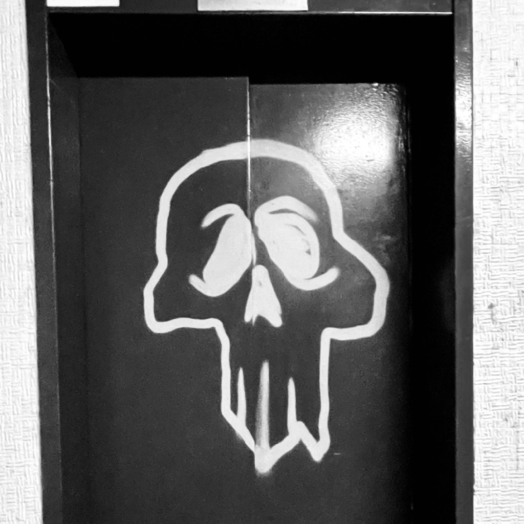 דלת מעלית וגרפיטי גולגולת