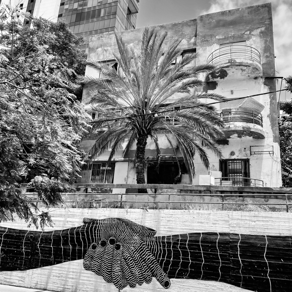 חזית הגר״א 33 וציור קיר של לחיצת ידיים