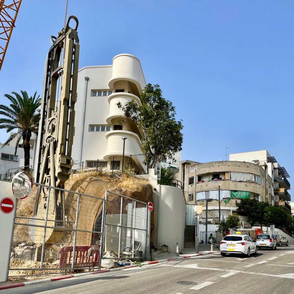 כלי חפירה ובתי גבעת מרקו