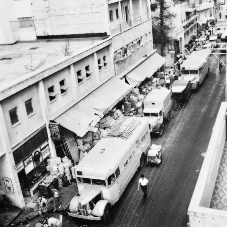 ׳אגד חבילות׳ ורחוב הומה בחזית רשי״ף 1, נווה שאנן, תל אביב-יפו 